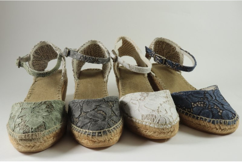 Lace espadrille with buckle