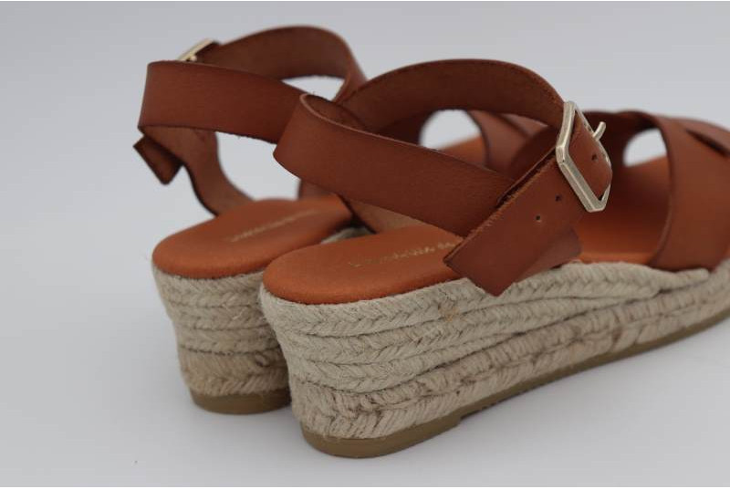 Espadrille sandale en cuir camel nu-pieds avec talon compensé