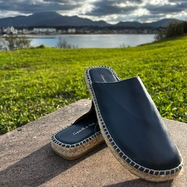 🌞Waiting for the week-end
.
.
.
#mule #mulehomme #mulecuir #chaussurecuir #leathermanshoes #espadrillehomme #madeinpaysbasque #savoirfaire #shoesoftheday #moderesponsable#fabricationfrancaise #frenchfashion
